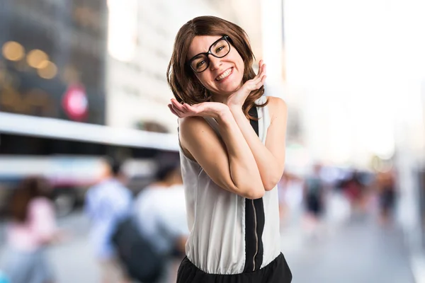 黑发女人在孤立的背景 — 图库照片