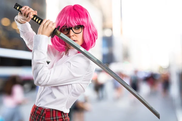 Chica con el pelo rosa sosteniendo una katana — Foto de Stock