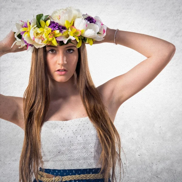 Modell Frau mit Krone aus Blumen — Stockfoto