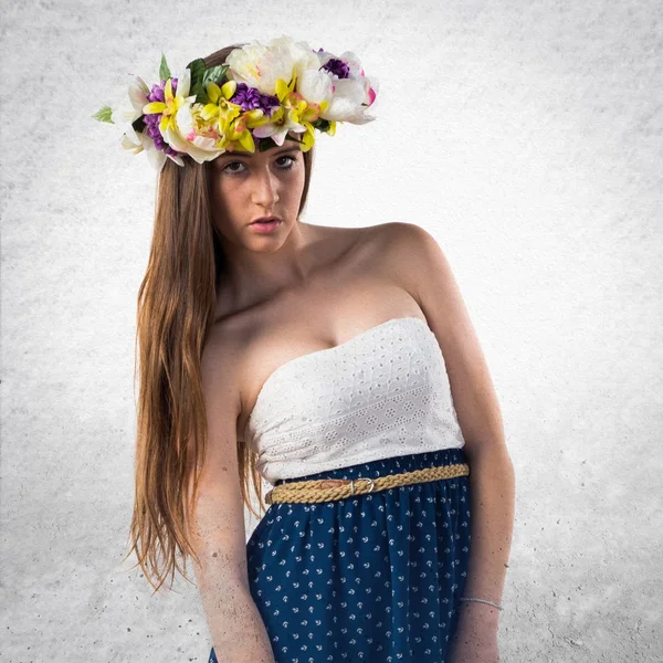 Modell Frau mit Krone aus Blumen — Stockfoto