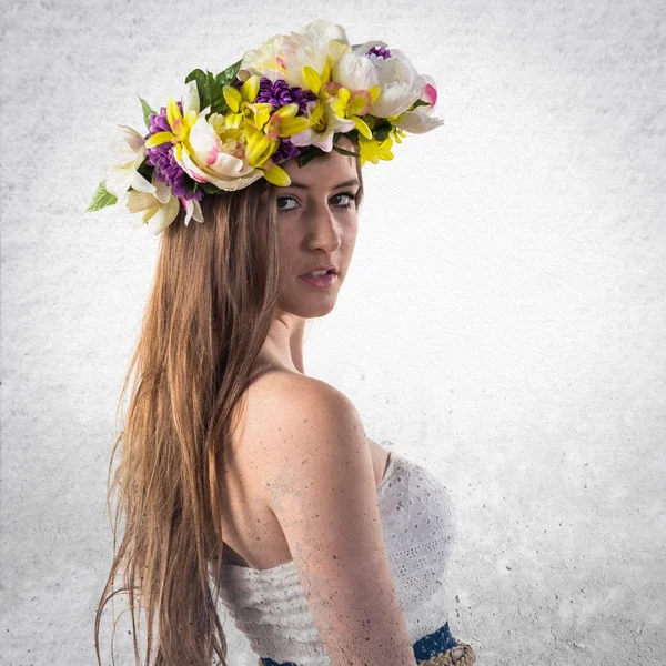 花の冠とモデルの女性 — ストック写真