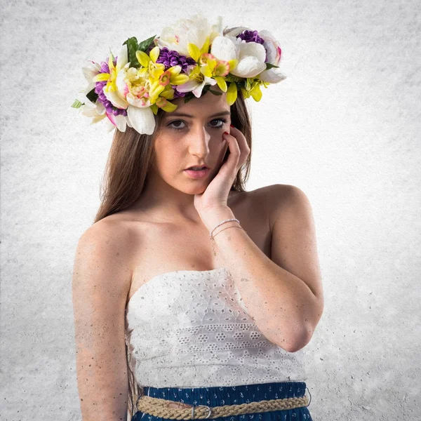 Modell Frau mit Krone aus Blumen — Stockfoto