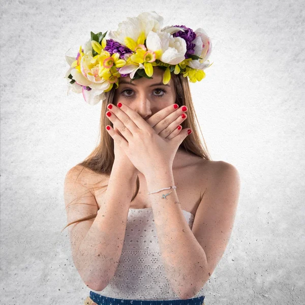Mädchen mit Blütenkrone, die ihren Mund bedeckt — Stockfoto