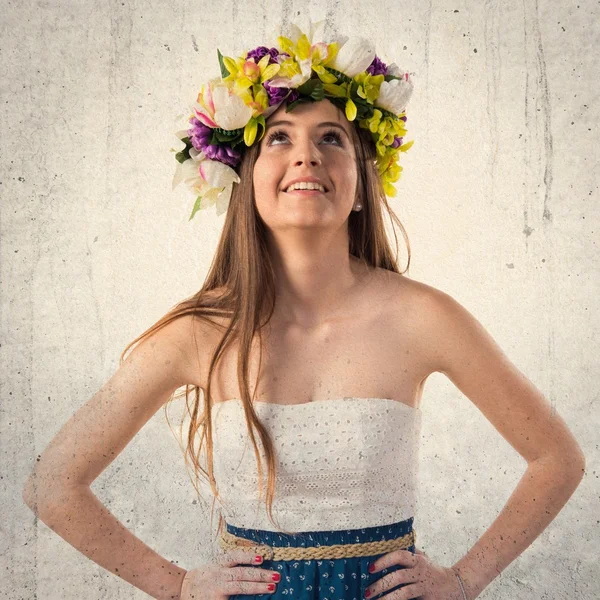 Menina com coroa de flores olhando para cima — Fotografia de Stock