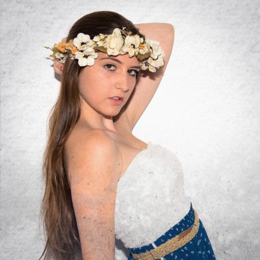 Çiçeklerin taç kadınla modeli