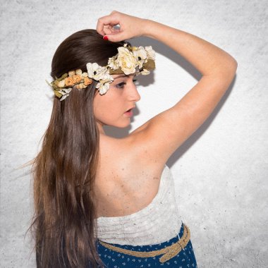 Çiçeklerin taç kadınla modeli