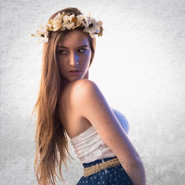 Çiçeklerin taç kadınla modeli