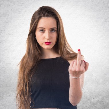 Genç kız boynuz jest yapma