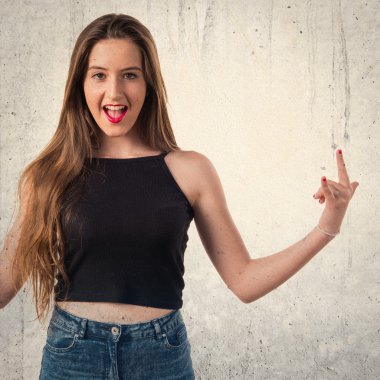 Genç kız boynuz jest yapma