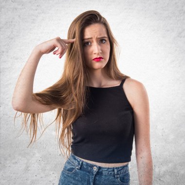 Genç kız deli jest yapıyor