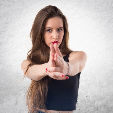 Genç kız silahı jest yapma