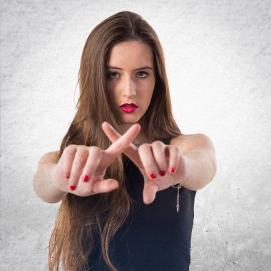 Genç kız hiç jest yapıyor