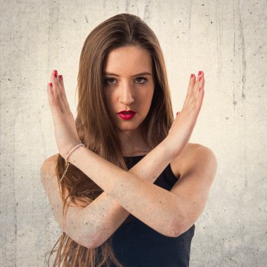 Genç kız hiç jest yapıyor