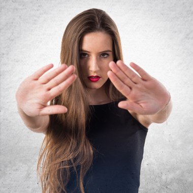 Genç kız dur işareti yapmak