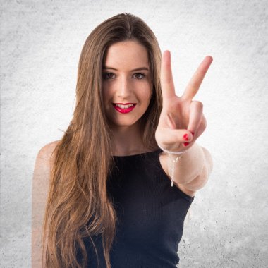 Genç kız zafer jest yapıyor