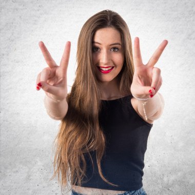 Genç kız zafer jest yapıyor