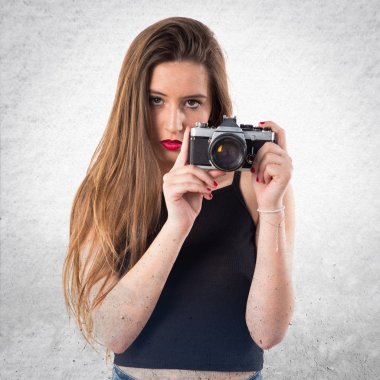 bir kamera tutan genç kız
