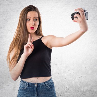 Genç kız bir selfie yapma