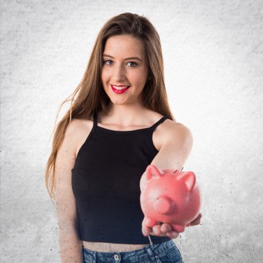 Bir servet tutan genç kız