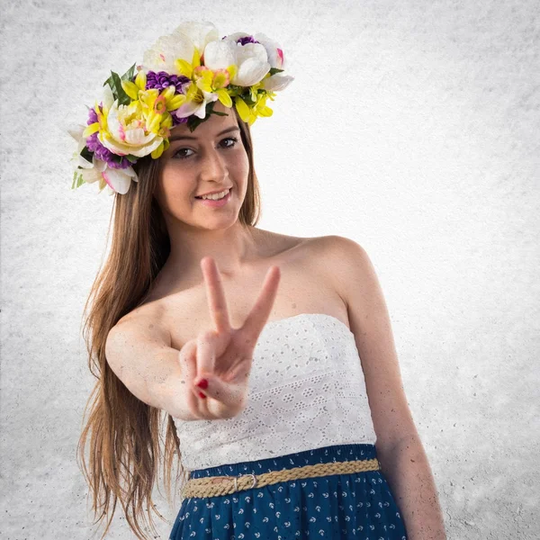 Mädchen mit Blumenkrone macht Siegesgeste — Stockfoto