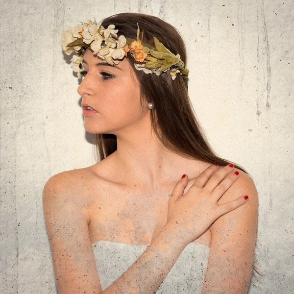 Mulher modelo com coroa de flores — Fotografia de Stock