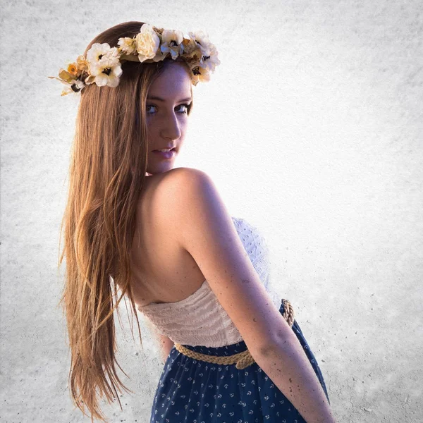 Mulher modelo com coroa de flores — Fotografia de Stock