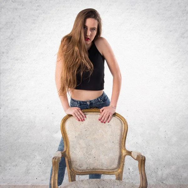 ビンテージの肘掛け椅子の少女 — ストック写真