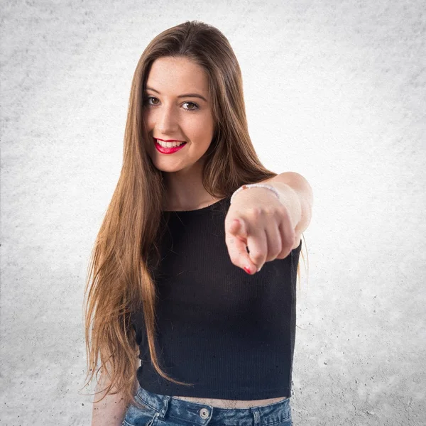 Chica joven señalando hacia el frente —  Fotos de Stock