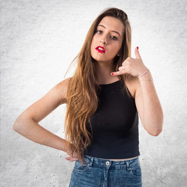 Chica joven haciendo gesto de teléfono —  Fotos de Stock