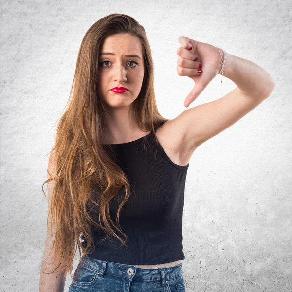 Chica joven haciendo mala señal —  Fotos de Stock