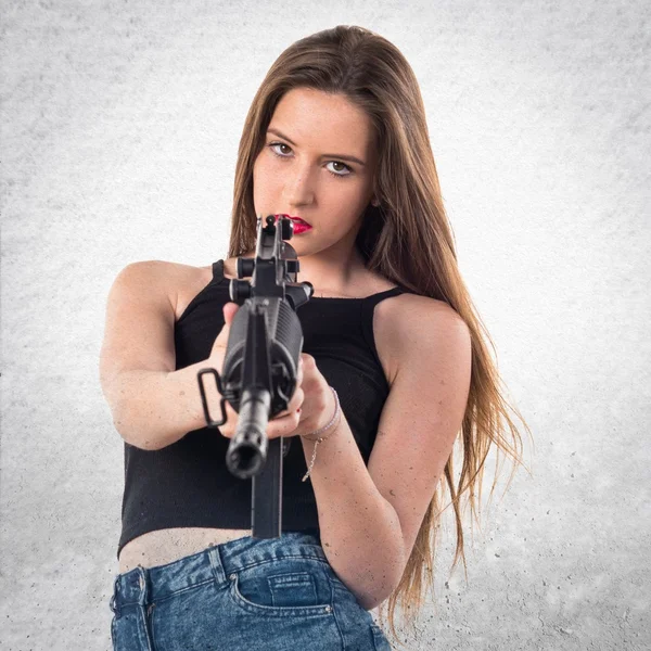 Mladá dívka s puškou — Stock fotografie