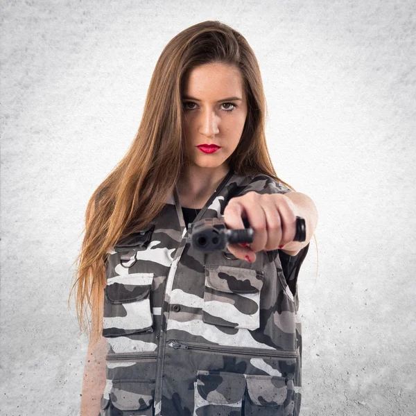 Chica joven sosteniendo una pistola — Foto de Stock