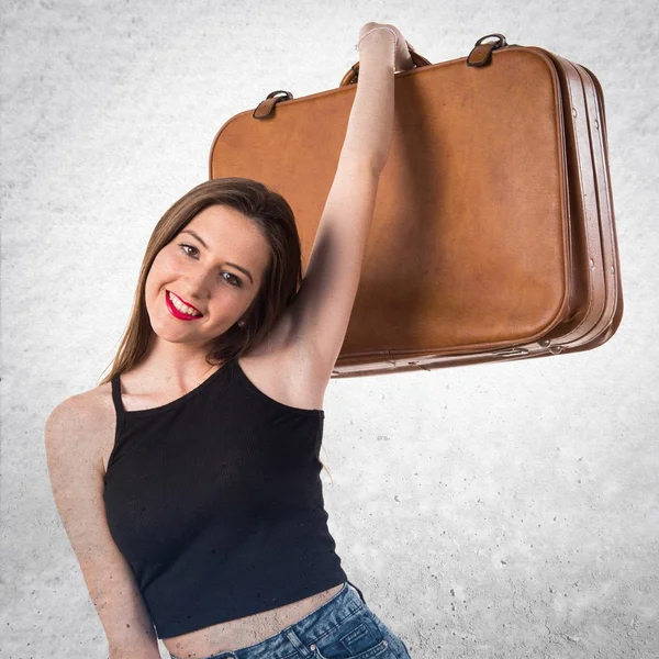 Chica joven sosteniendo un maletín — Foto de Stock