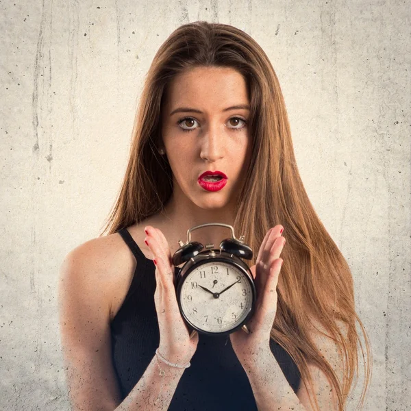 Chica joven sosteniendo reloj vintage — Foto de Stock