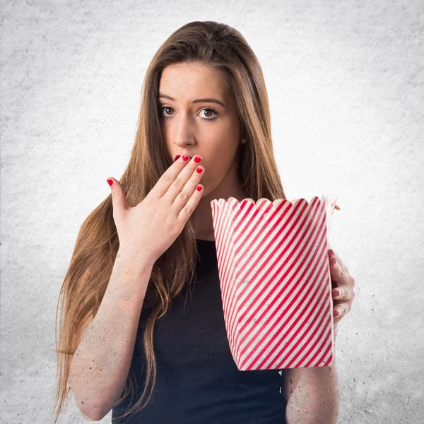 Jong meisje eten popcorns — Stockfoto