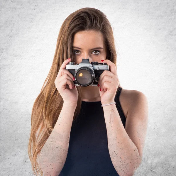 Chica joven sosteniendo una cámara —  Fotos de Stock