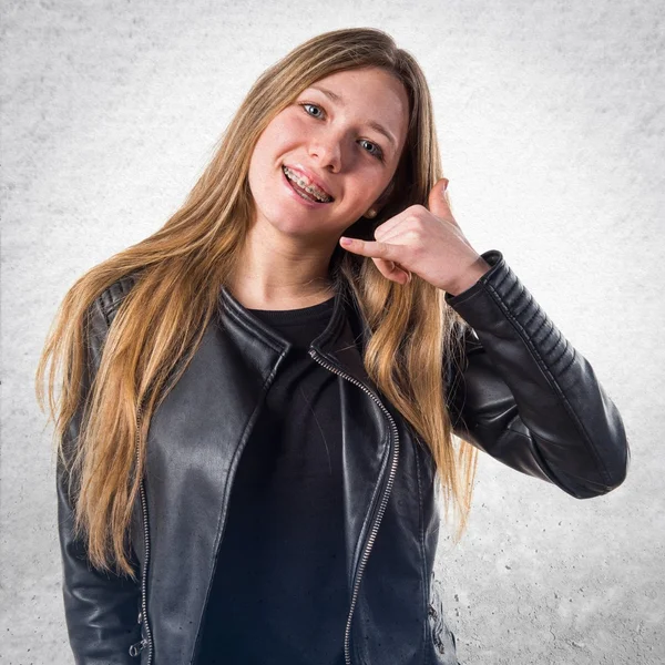 Adolescente chica haciendo gesto de teléfono —  Fotos de Stock