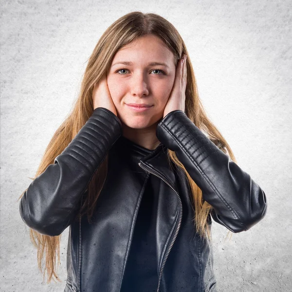 Teen girl covering her ears — Stock Photo, Image