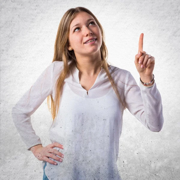 Adolescente menina apontando para cima — Fotografia de Stock