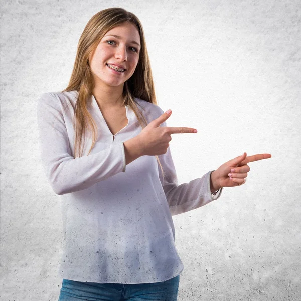 Teen girl pointing to the lateral — Stock Photo, Image