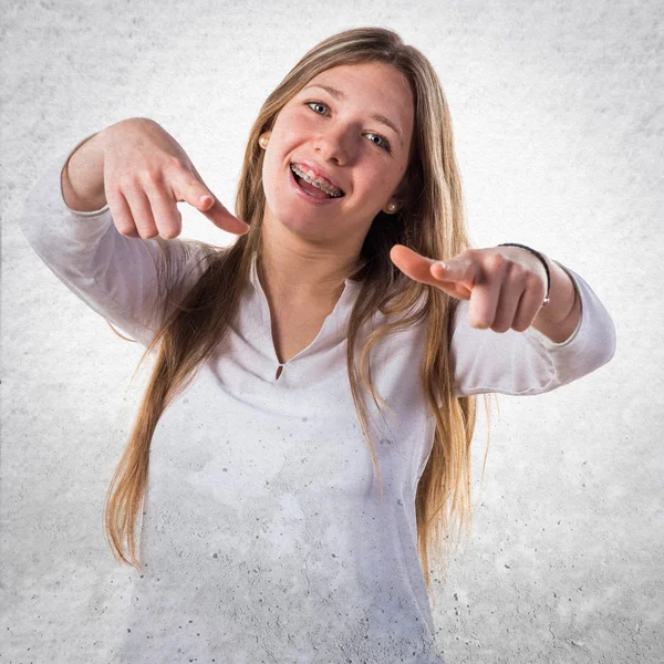 Teen girl pointing to the front — Stock Photo, Image