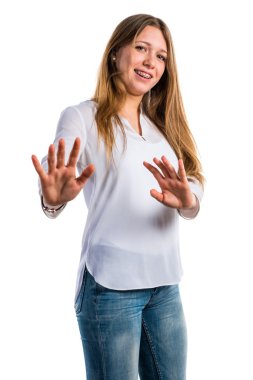 Genç kız dur işareti yapmak