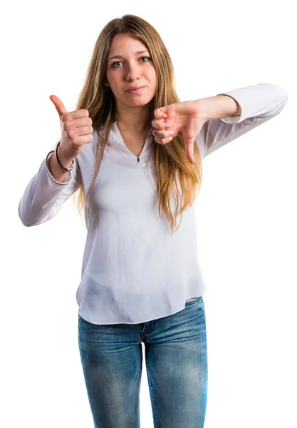 Adolescente chica haciendo buena-mala señal — Foto de Stock