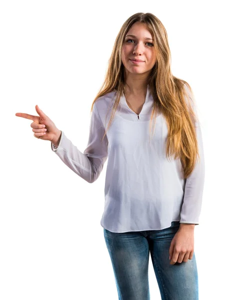 Menina adolescente apontando para o lateral — Fotografia de Stock