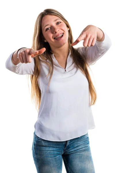 Chica adolescente señalando hacia el frente — Foto de Stock