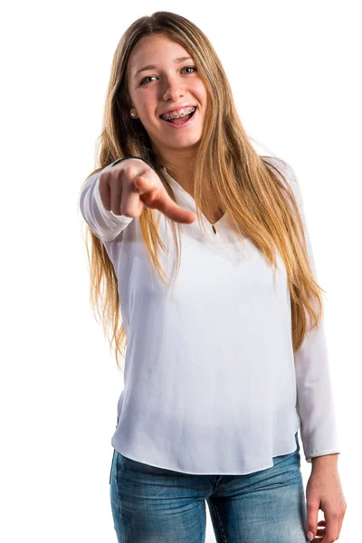 Adolescente menina apontando para a frente — Fotografia de Stock