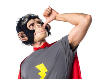 Süper kahraman maymun adam sarhoş jest yapıyor