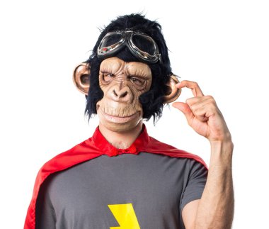 Süper kahraman maymun adam küçük işareti yapıyor