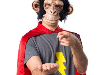 Süper kahraman maymun adam bir şey tutan