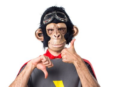 Süper kahraman maymun adam iyi-kötü işaret yapma